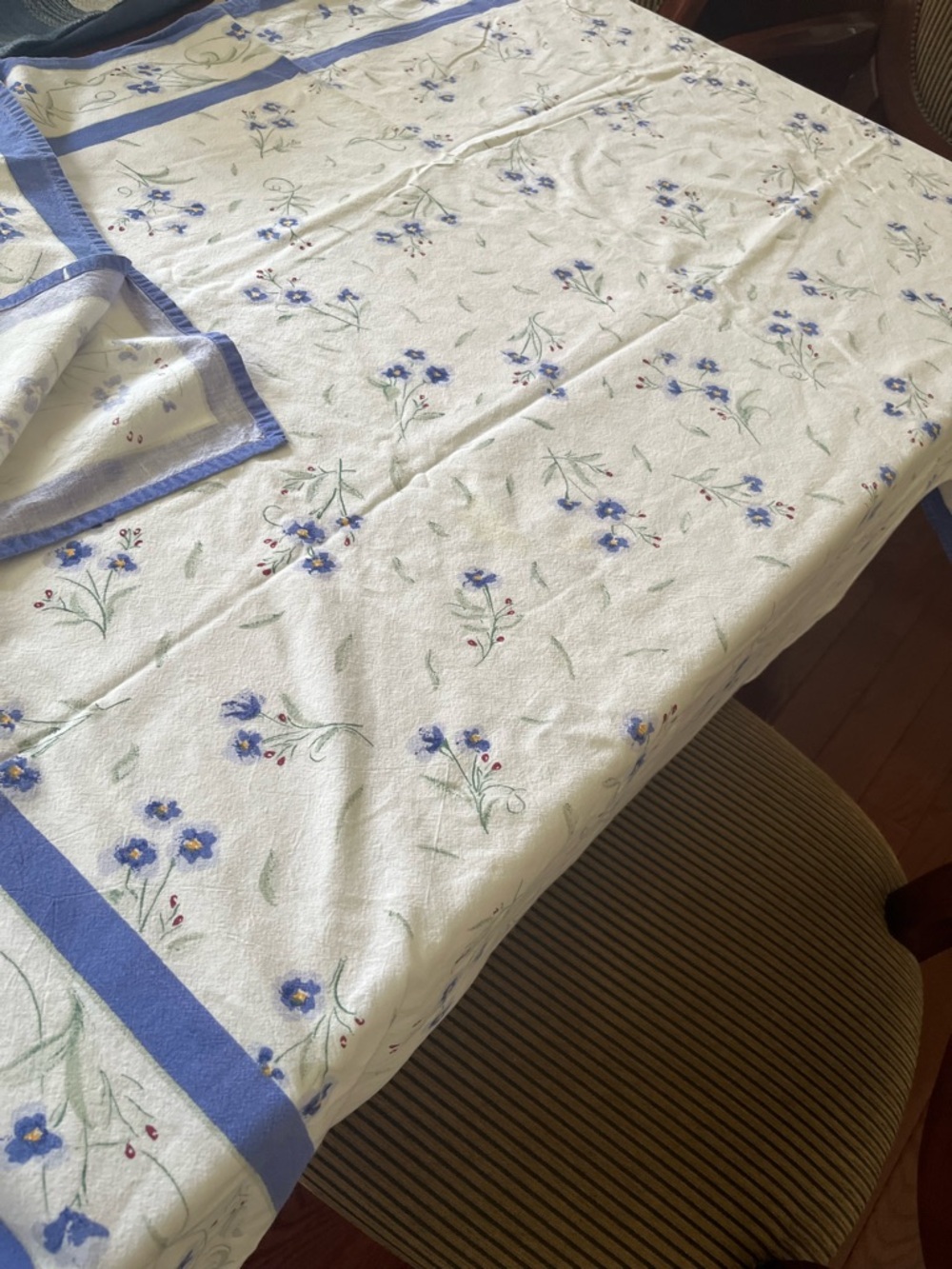 Vintage Blue Floral Printed Tablecloth - Picture 13 of 16